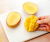 Step 2 zu Obstsauce mit Mango - Würfel in Fruchtfleisch einschneiden