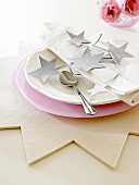 Tischdekoration aus rosa Platzteller , weißem Teller und Sternen