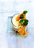 Limetten-Zitronengras-Suppe im Glas mit Forellentatar auf Frittierteig