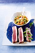 Gebratener Thunfisch mit TomatenAvocado-Salsa