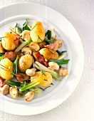 Kartoffel-Gemüse-Pfanne mit Champignons auf Teller