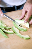 Fruchtfleisch der Avocado in schmale Streifen schneiden, Step 3