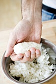 Gekochten Sushi-Reis mit der Hand zu einem Oval formen, Step 2