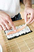 Lachs auf den wasabi-Strich auf den Sushi-Reis legen, Step 6