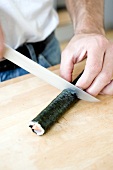 maki-Rolle mit einem Küchenmesser in Stücke schneiden, Step 10