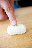 wasabi-Paste mit den Fingern in die Mitte des Sushi-Reis drücken, Step 7