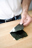 nori-Algenblatt umdrehen, sodass der Sushi-Reis unten liegt, Step 2