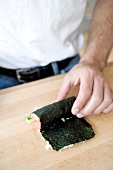 nori-Algenblatt mit der SushiFüllung aufrollen, Step 4