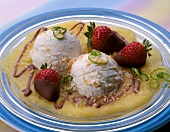 Eiscreme mit Ananas- und Schokoladen sauce