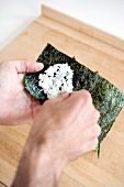 Sushi-Reis auf dem nori-Algenblatt mit den Fingern verteilen, Step 2