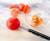 Tomaten häuten, entkernen und in Spalten schneiden, Step 1