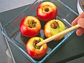 Step 3 zu Bratapfel mit Baiser - Äpfel mit Printenfüllung füllen