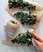 Spinat-Lachs-Mischung auf dem Fisch verteilen und aufrollen, Step 1