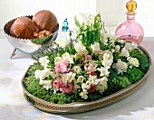 Blüten-Tablett aus Maiglöckchen, Ranunkeln, Freesien und Moss