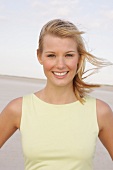 Jennifer Portrait einer blonden jungen Frau am Strand