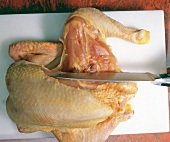 Keulen mit e. scharfen Küchenmesser vom Hähnchen abtrennen, Step 1