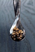 Russischer Kaviar in einem Perlmut Löffel
