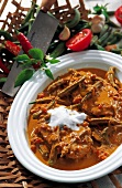 Curry, Yellowtail-Steak mit Okra in Tomaten-Kokos-Sauce