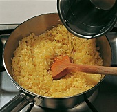 Reis, Gelben Kurkumareis in Wasser im Topf aufkochen, Step 2