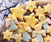 Weihnachtsgebäck: gelbe Sterne und Engel, close-up.