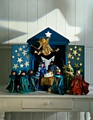 Stall von Bethlehem mit selbstgebas- telten Figuren