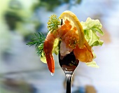 Garnele, Salat, Zitrone und Kaviar auf einer Gabel, close-up.