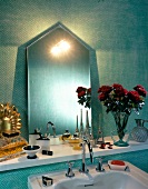 Detail: Waschbecken mit Spiegel, grüne Tapete.