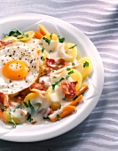 Béchamelkartoffeln mit Spiegelei, close-up.