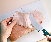 Schwarte vom Fleisch mit einem Küchenmesser abschneiden, Step 2