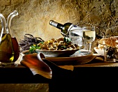 Venusmuscheln in Weißwein mit Kartof -feln, Petersilie, Brot, Weinflasche