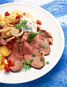 Bratkartoffeln mit Roastbeef, Zwiebeln, Paprika und Dip