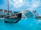 Das "L'Hemisfèric" und die schweizer Jacht "Alinghi" in Valencia
