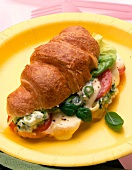 Croissant belegt mit Tomaten und Mozzarella, close-up.