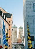 Eine Gasse in München mit Blick auf die Frauenkirche