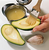 Gemüse aus aller Welt, Avocado mit Zitronensaft einpinseln, Step 4