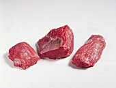 Beef.   3 Stücke Fleisch, Bug-Gulaschfleisch, Freisteller