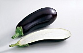 Gemüse aus aller Welt, Ganze + halbe violette, ovale  Auberginen