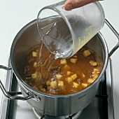 Beef.  Gulaschsuppe zubereiten mit Wasser aufgießen: Step 7