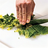 Gemüse aus aller Welt, Wirsing mit Messer fein hacken, Step 1