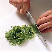 Gemüse aus aller Welt, Salatblätter Streifen schneiden, Step 1