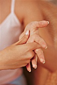 Relax-Massagen - Mit Daumen gros -se Kreise auf die Handfläche reiben