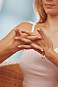 Relax-Massagen -Gekreuzte Finger nach außen drücken, Stretching