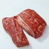 Beef.  Fleisch roh, Hüfte wird in 2 Teile getrennt