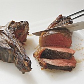Beef. T-Bone-Steak tranchieren in Scheiben schneiden, Step