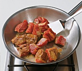 Beef.  Gulasch zubereiten: Fleisch anbraten, Step