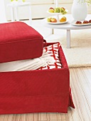 Sitzhocker in Rot mit Stauraum für Decken und Kissen