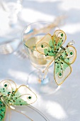 Glas mit Schmetterlings - Dekoration 