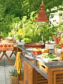 Outdoor-Küche mit Küchenblock aus Edelstahl, Granitplatte und Teakholz