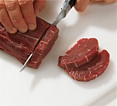 Beef.  Gulaschsuppe zubereiten Fleisch in Scheiben schneiden, Step