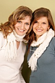 Zwei Frauen mit Schal und Pulli